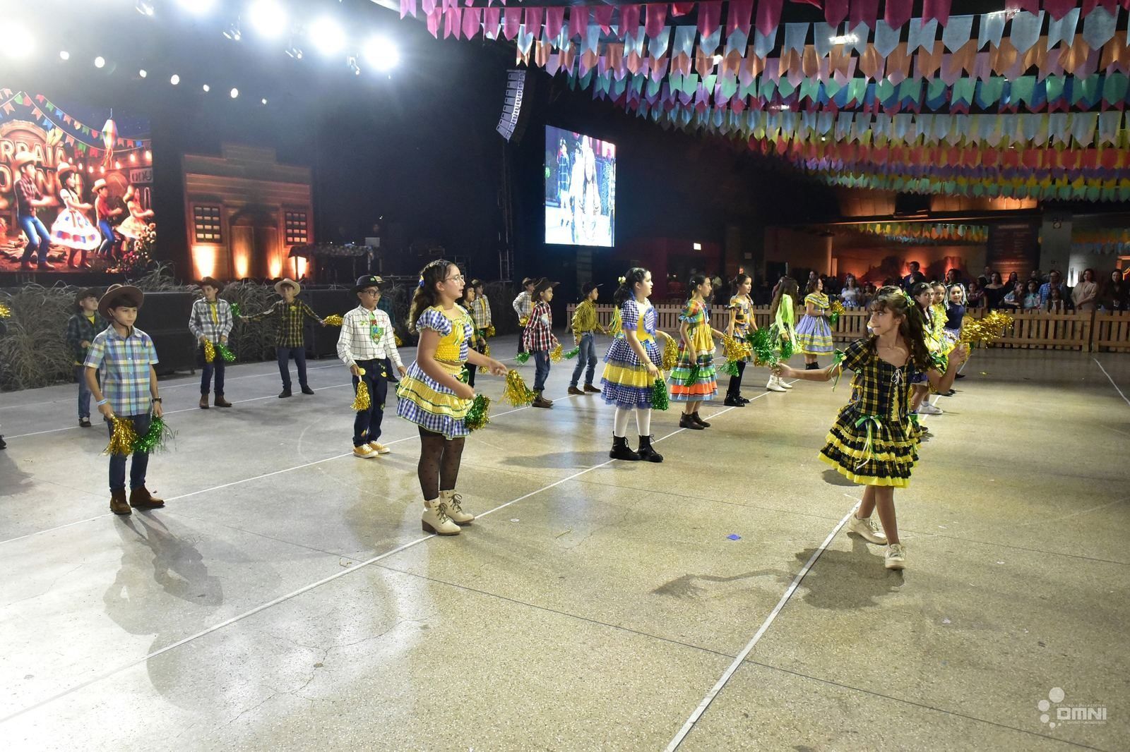Alunos do OMNI dançando quadrilha na Festa Junina 2026