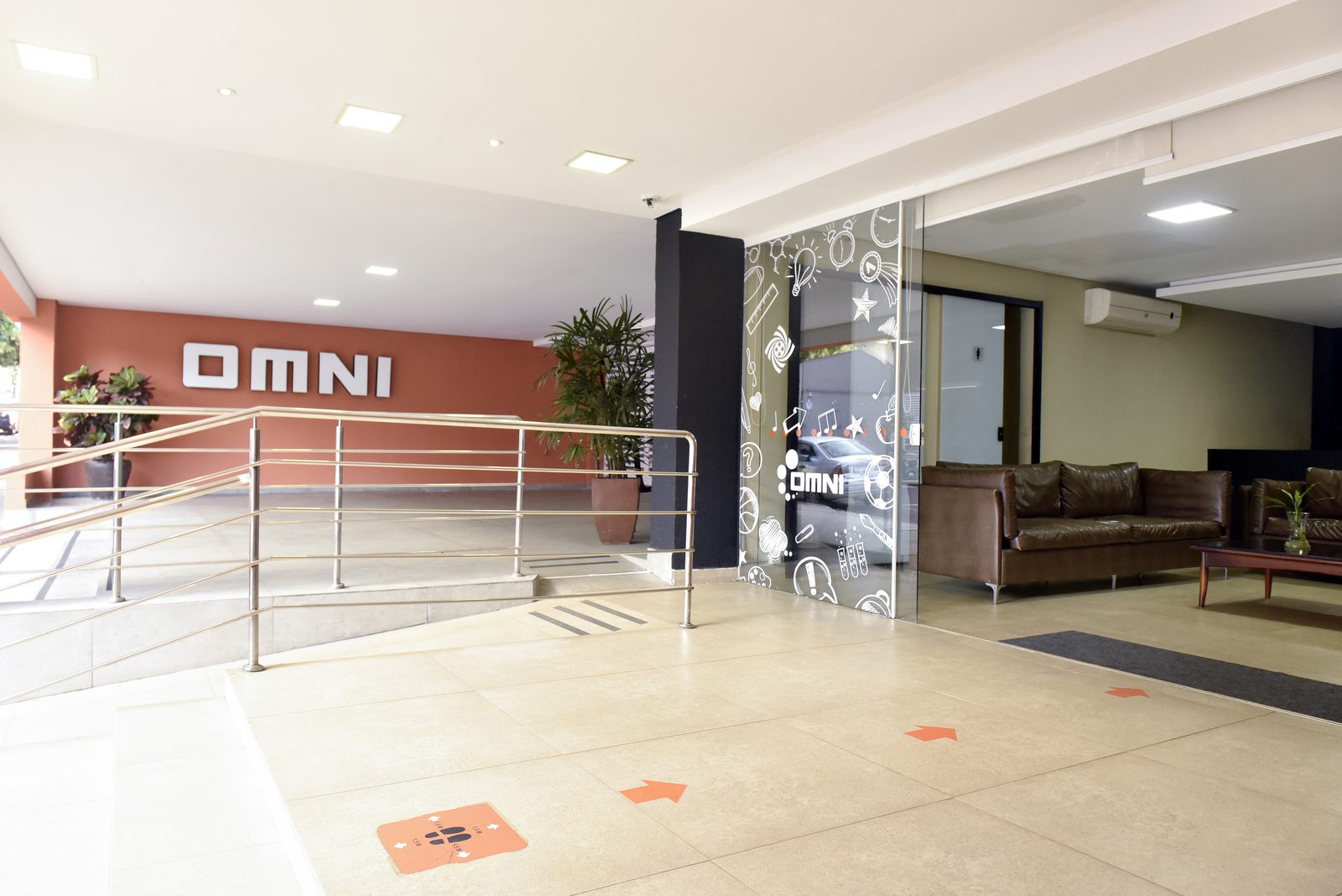 Entrada e recepção do Centro Educacional OMNI, na Rua T-29