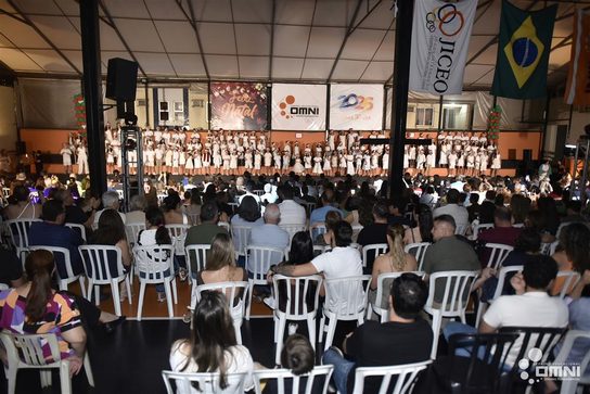 Famílias reunidas na plateia em apresentação de Natal do OMNI