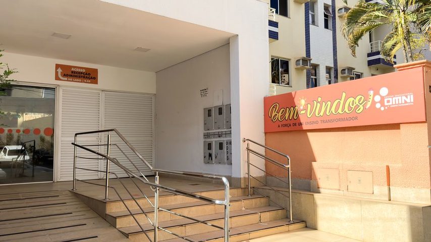 Entrada T-52 do Centro Educacional OMNI
