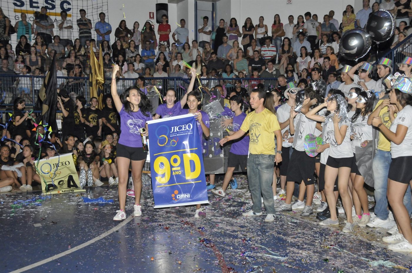 Alunos do OMNI comemorando na abertura do JICEO de 2011