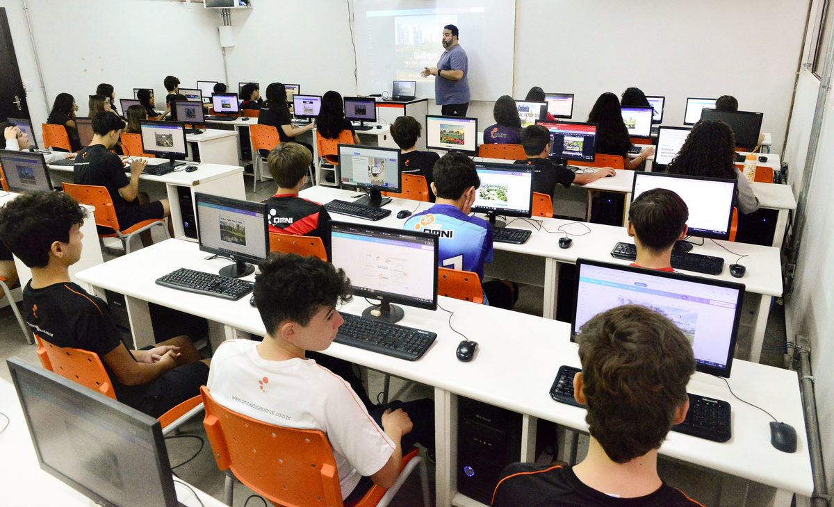 Alunos do OMNI em aula no Laboratório de Informática