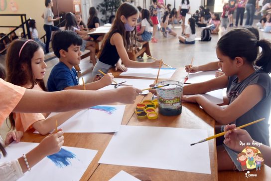 Alunos do OMNI pintando juntos no Dia do Amigo
