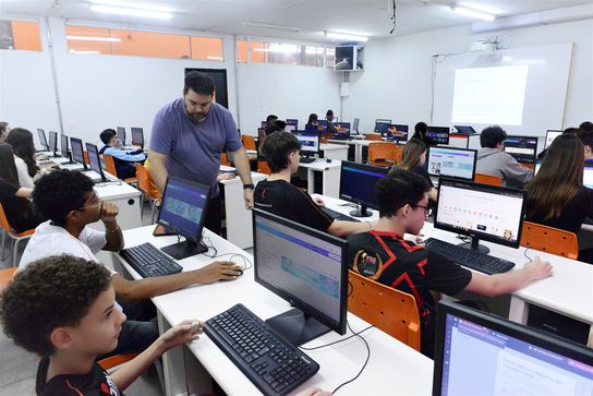 Alunos do OMNI em aula no laboratório de informática