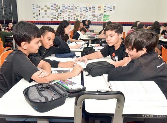 Alunos do OMNI em projeto colaborativo