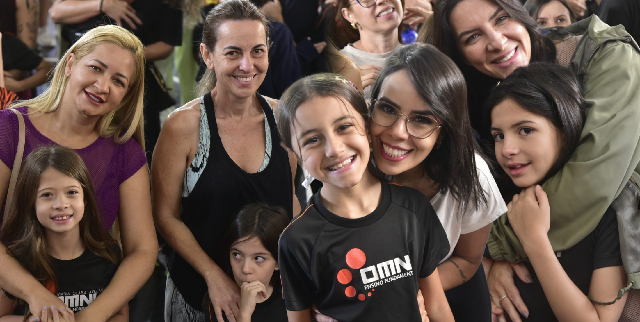 Famílias e alunos reunidos em evento comemorativo do Centro Educacional OMNI