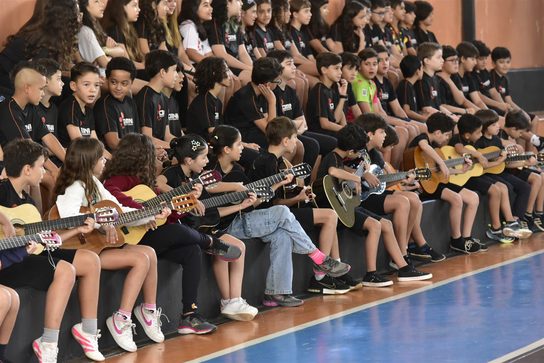 Alunos do OMNI tocando violão em apresentação
