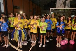 Alunos das Séries Iniciais do OMNI celebrando os 20 anos da escola